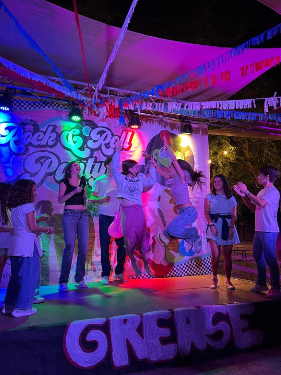 felicidad-en-los-campamentos-verano (Mediana)